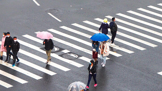 下雨天撑伞过斑马线的行人合集视频的预览图