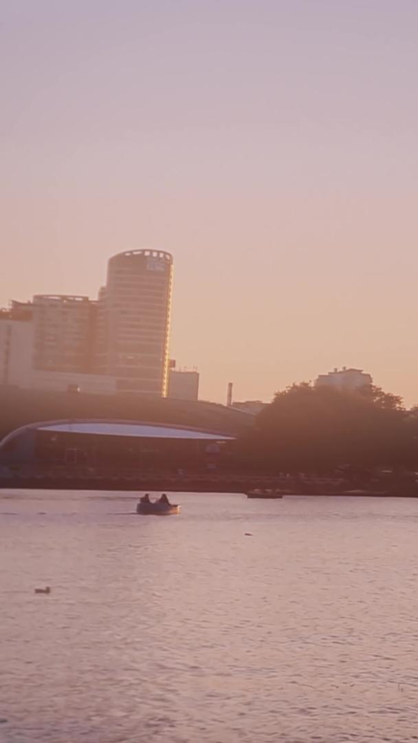 黄昏时分夕阳下河堤漫步的人视频的预览图
