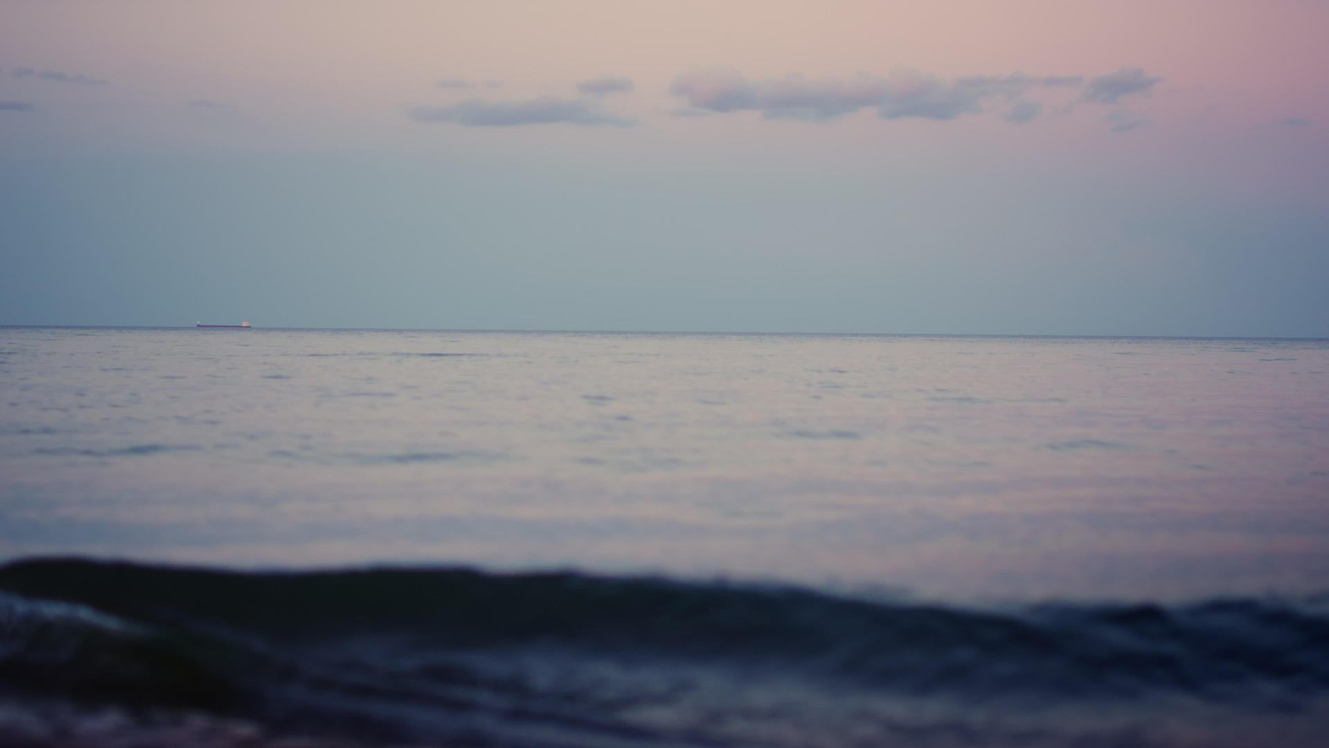 寒冷的早晨天空是粉红色的平静的海洋表面是地平线视频的预览图