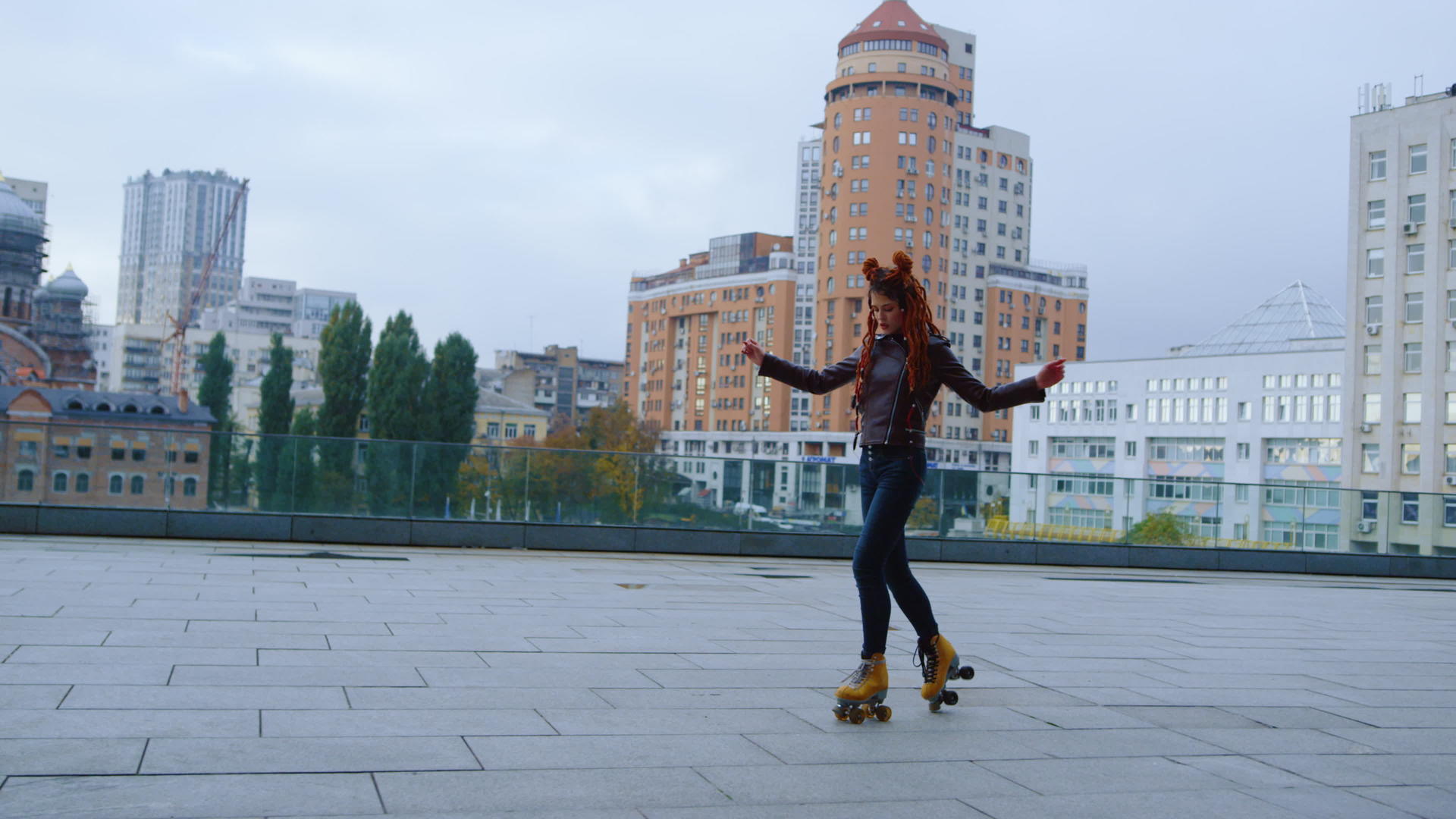 时髦的女人在街上穿着溜冰鞋跳舞视频的预览图