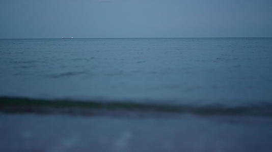 夜晚的深蓝色日落天空海景视频的预览图