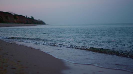 寒冷的天气里全景海浪日出溅起沙滩海岸线视频的预览图