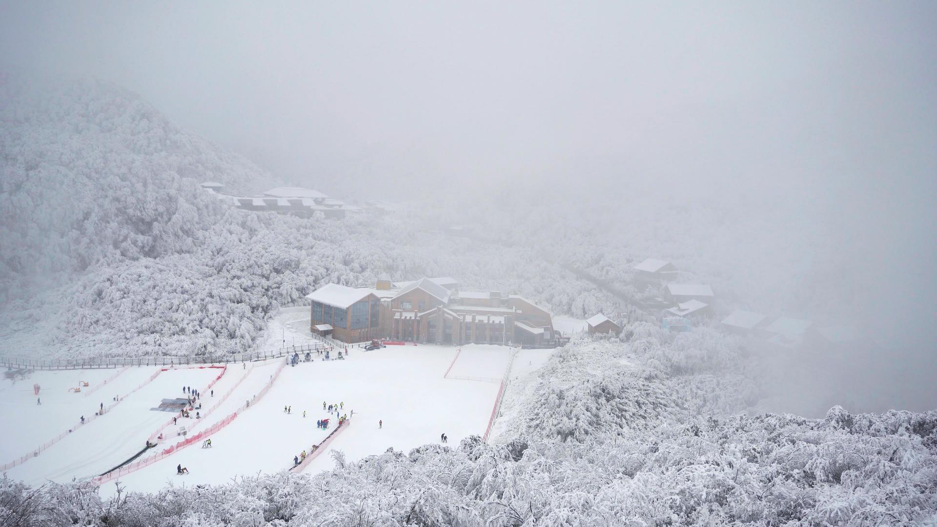 4K实拍云雾缭绕的滑雪场视频素材视频的预览图