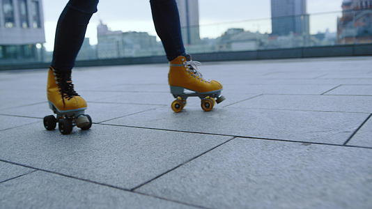 女性户外运动轮滑表演视频的预览图