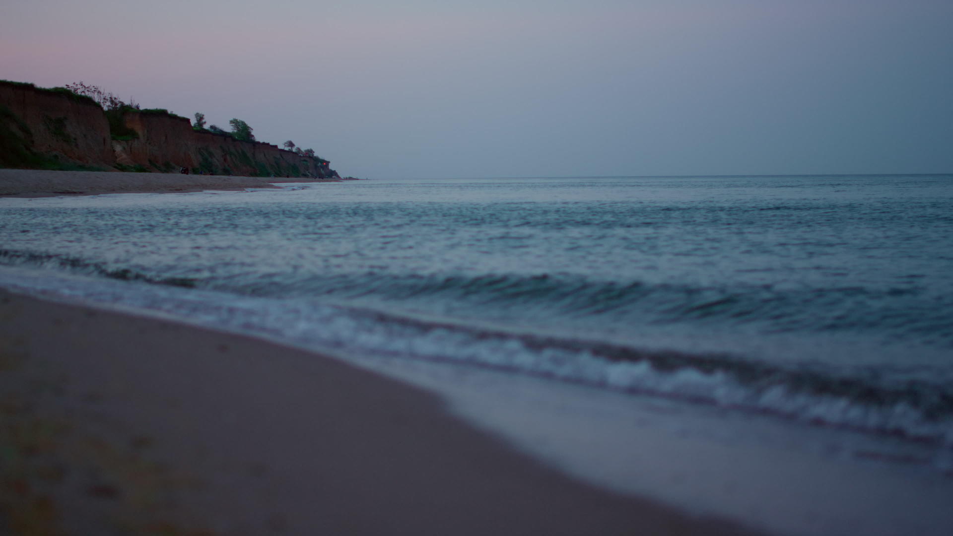 寒冷的夜晚日落时宁静的早晨沙滩海景视频的预览图