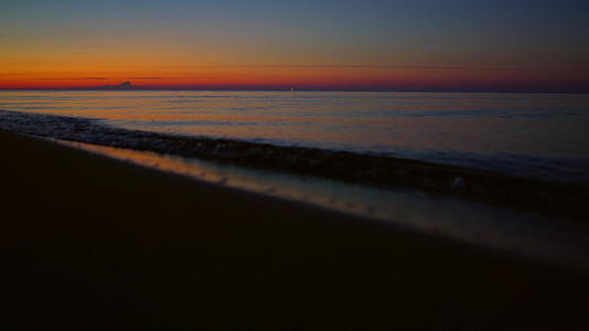 金色日出早晨在海水表面反射视频的预览图