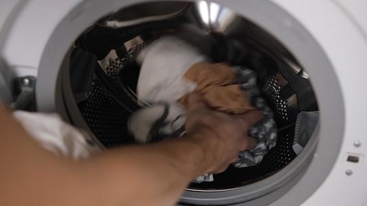 男人从洗衣机和东西里出来卸下洗衣机、洗衣机、工业视频的预览图