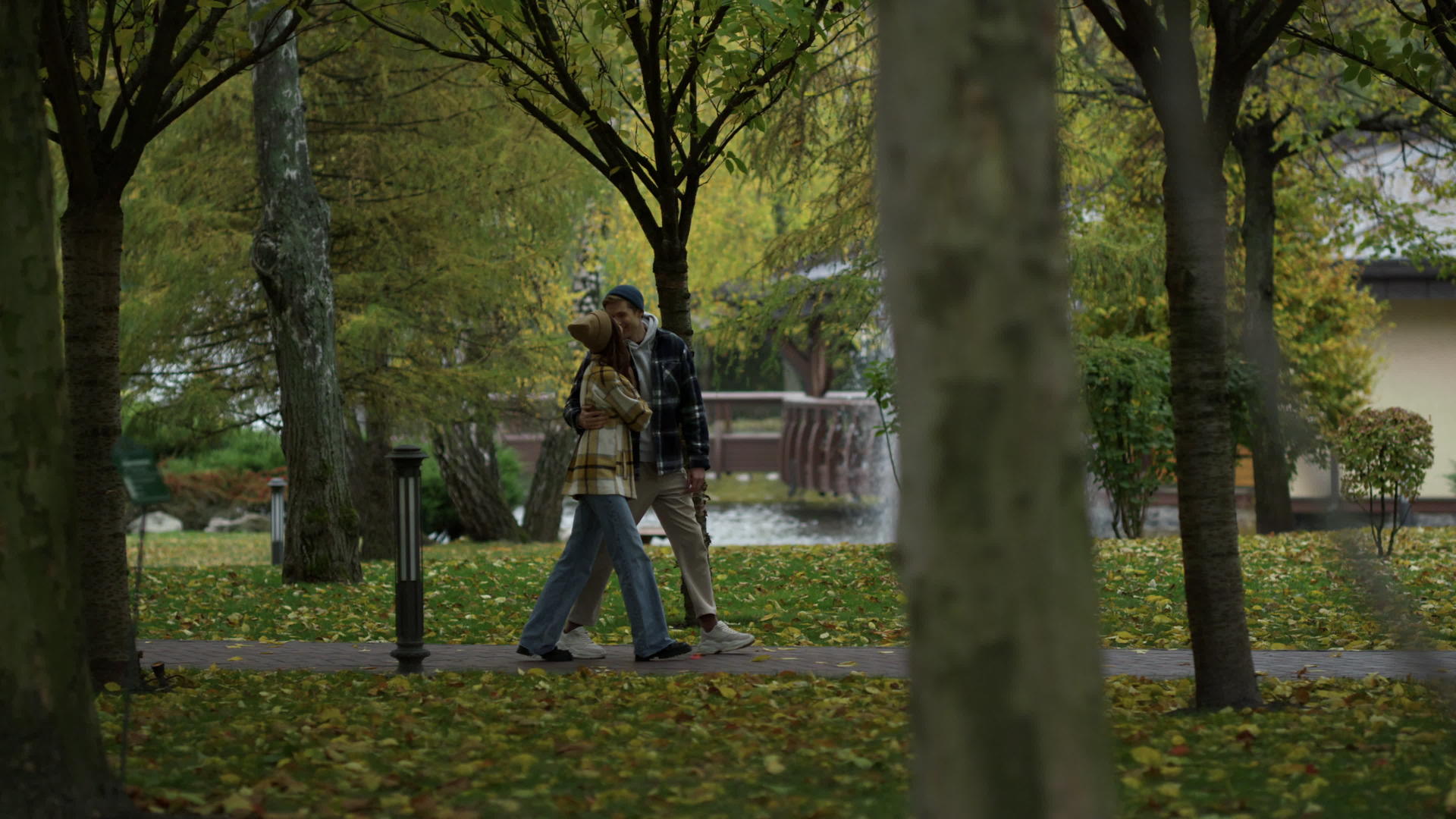 快乐的夫妇在公园里散步视频的预览图