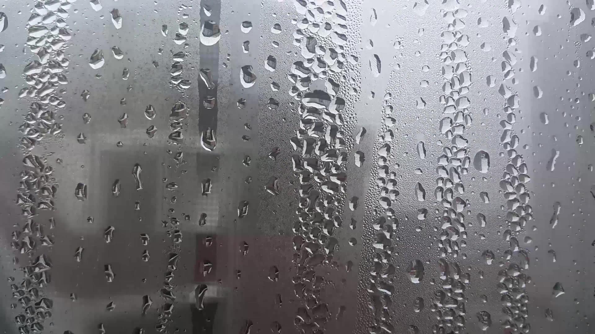 窗镜上的雨滴近视视频的预览图