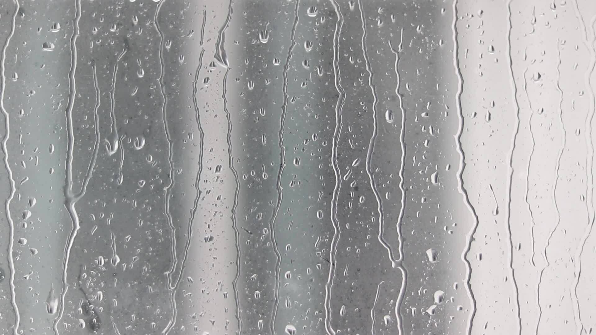 雨水倒在窗玻璃上视频的预览图