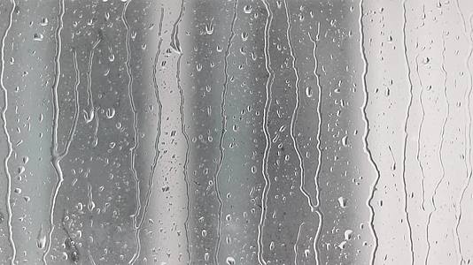 雨水倒在窗玻璃上视频的预览图