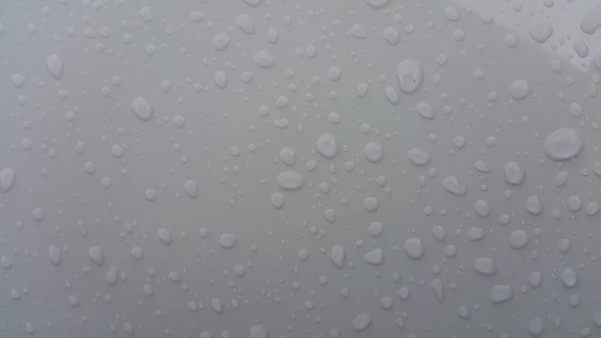 白色背景下雨滴的近距离视图视频的预览图