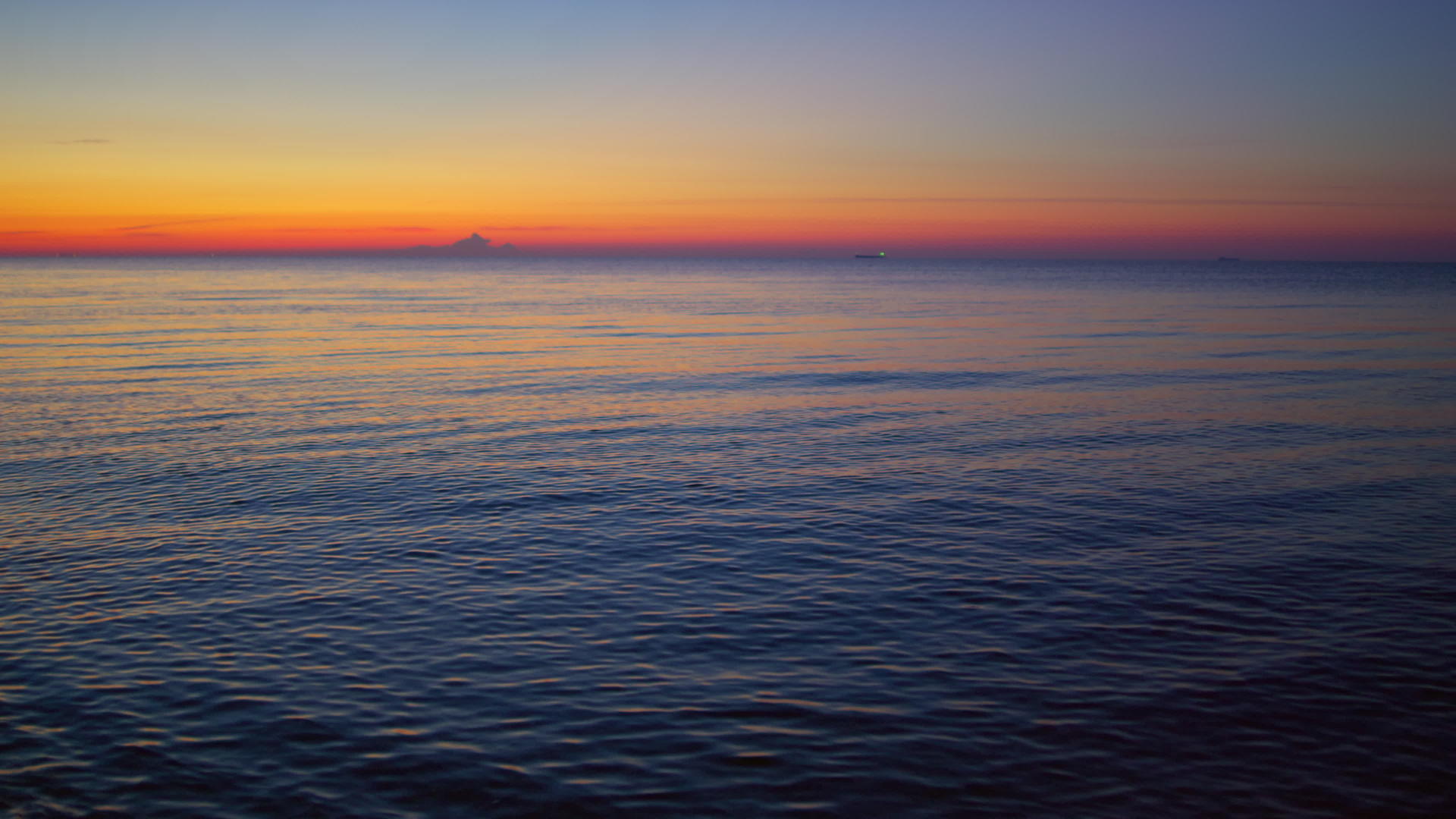 傍晚黎明时分海上日落反射在水面上视频的预览图