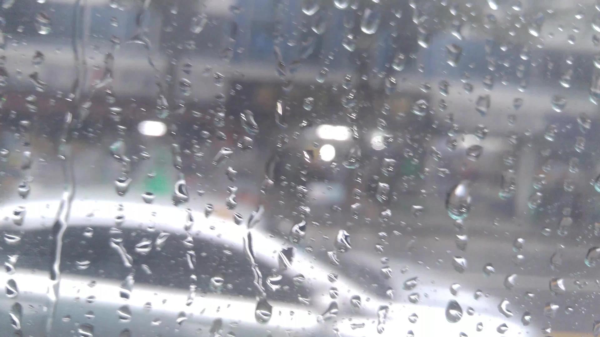雨天的汽车风景在镜子上下雨视频的预览图