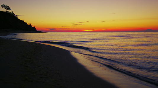 湖海岸线线在橙日落黎明视频的预览图