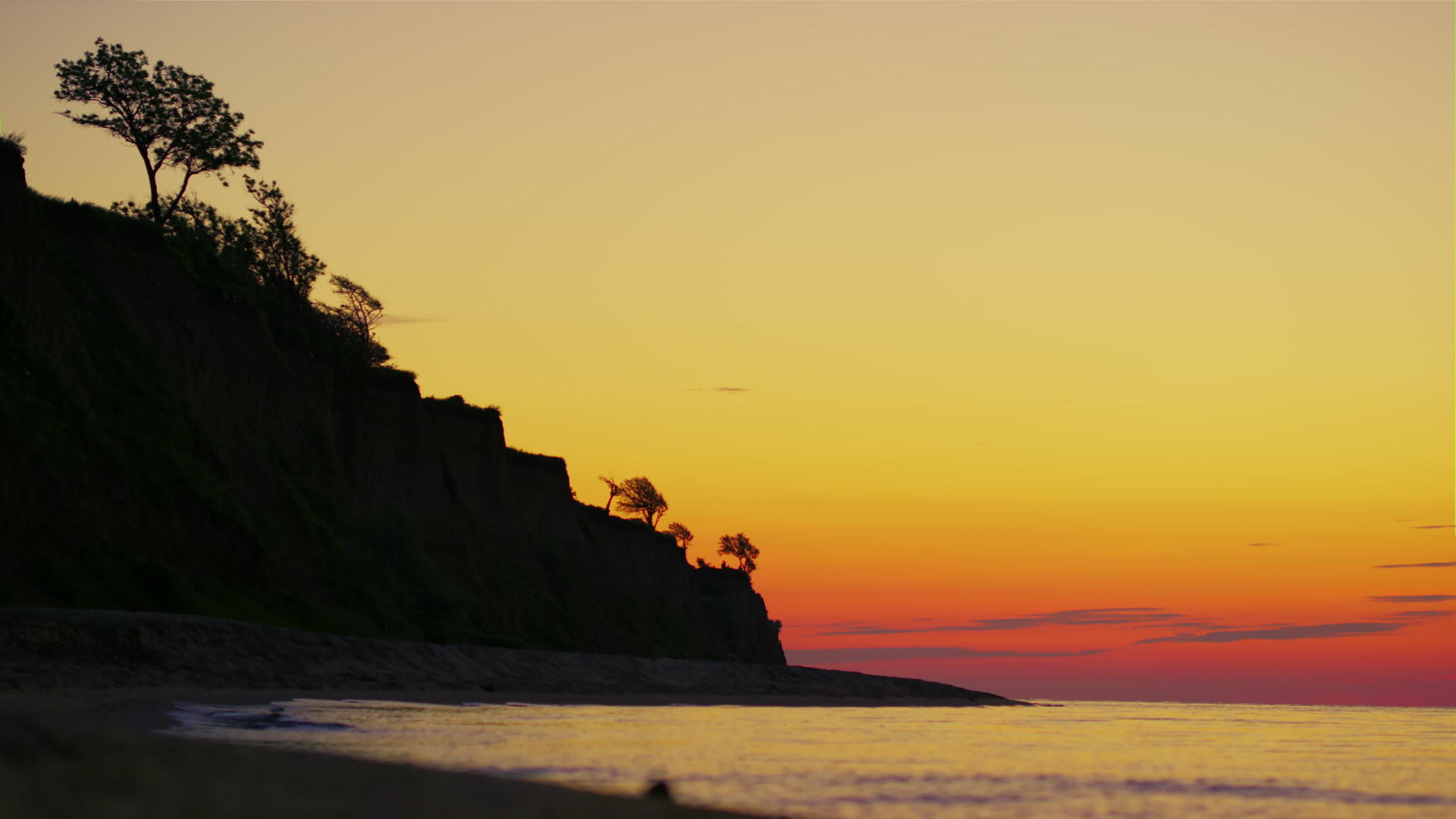 岩石山剪影在黄昏的金色日出和树木视频的预览图