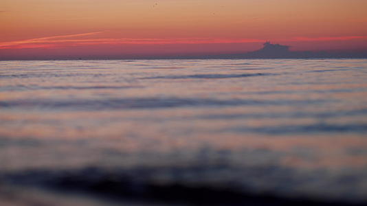 海地平线天际线在橙色日出早晨视频的预览图