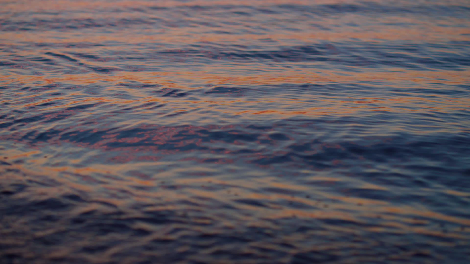 特写镜头海水表面反射紫天夜晚日落黎明视频的预览图