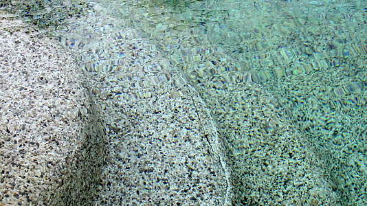 绿色马赛克游泳池台阶游泳池台阶上的绿色马赛克水波纹视频的预览图