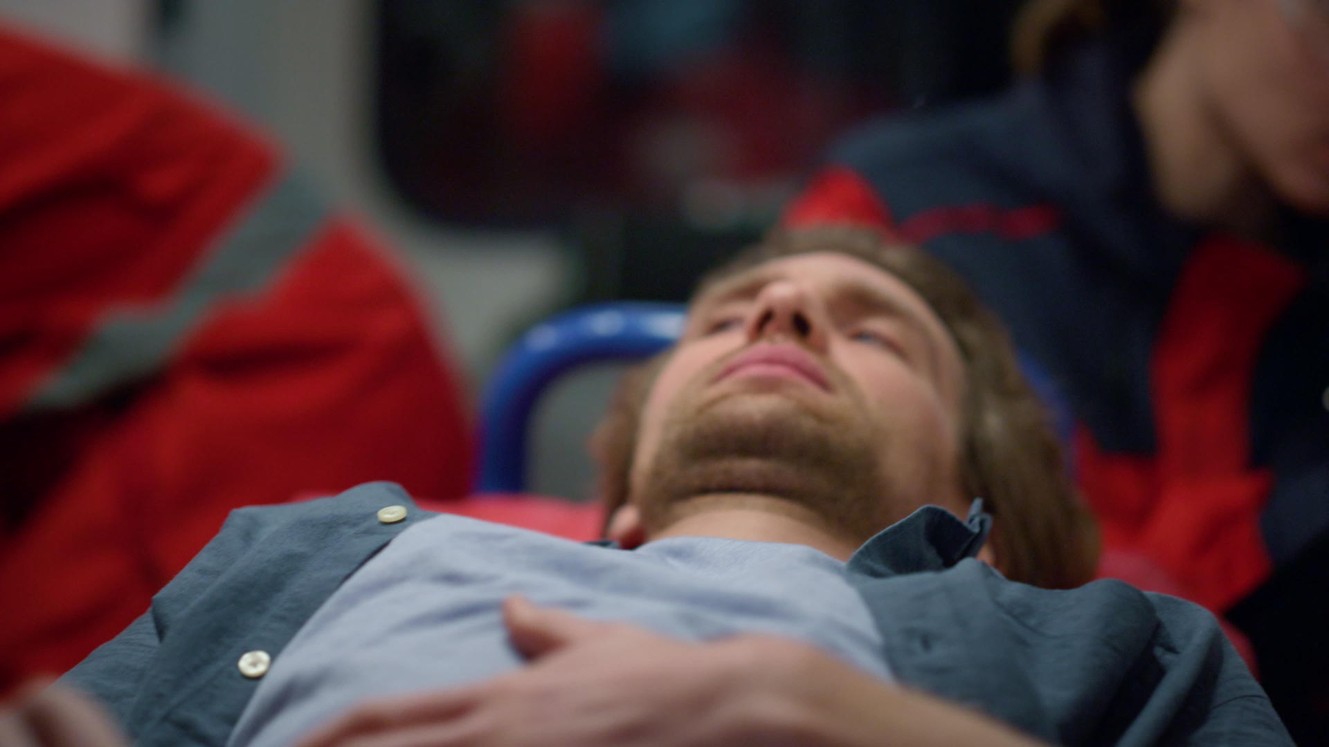 病人躺在救护车的担架上视频的预览图