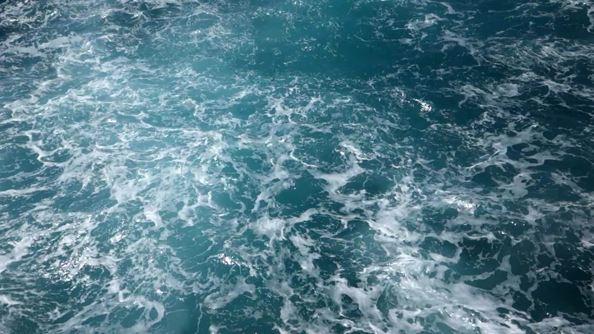 海水和水汹涌的波浪视频的预览图