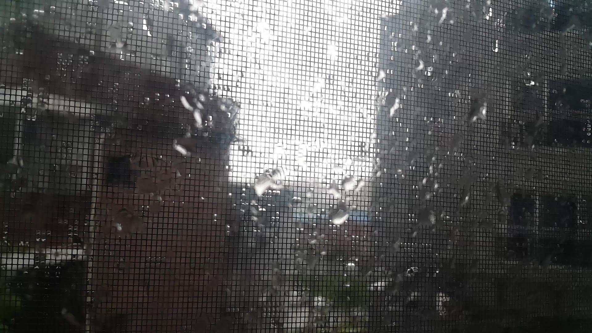 窗玻璃上有雨滴的金属纱布视频的预览图