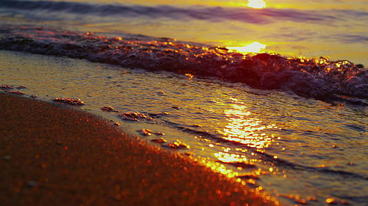 夏天溅起金色沙滩的海浪视频的预览图
