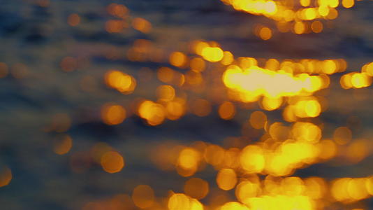 散焦的海浪溅起金色的沙滩视频的预览图
