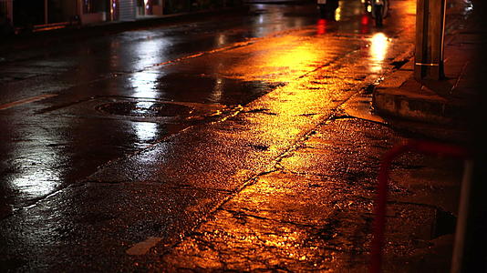 汽车交通灯视频4k旧式防湿道路视频的预览图