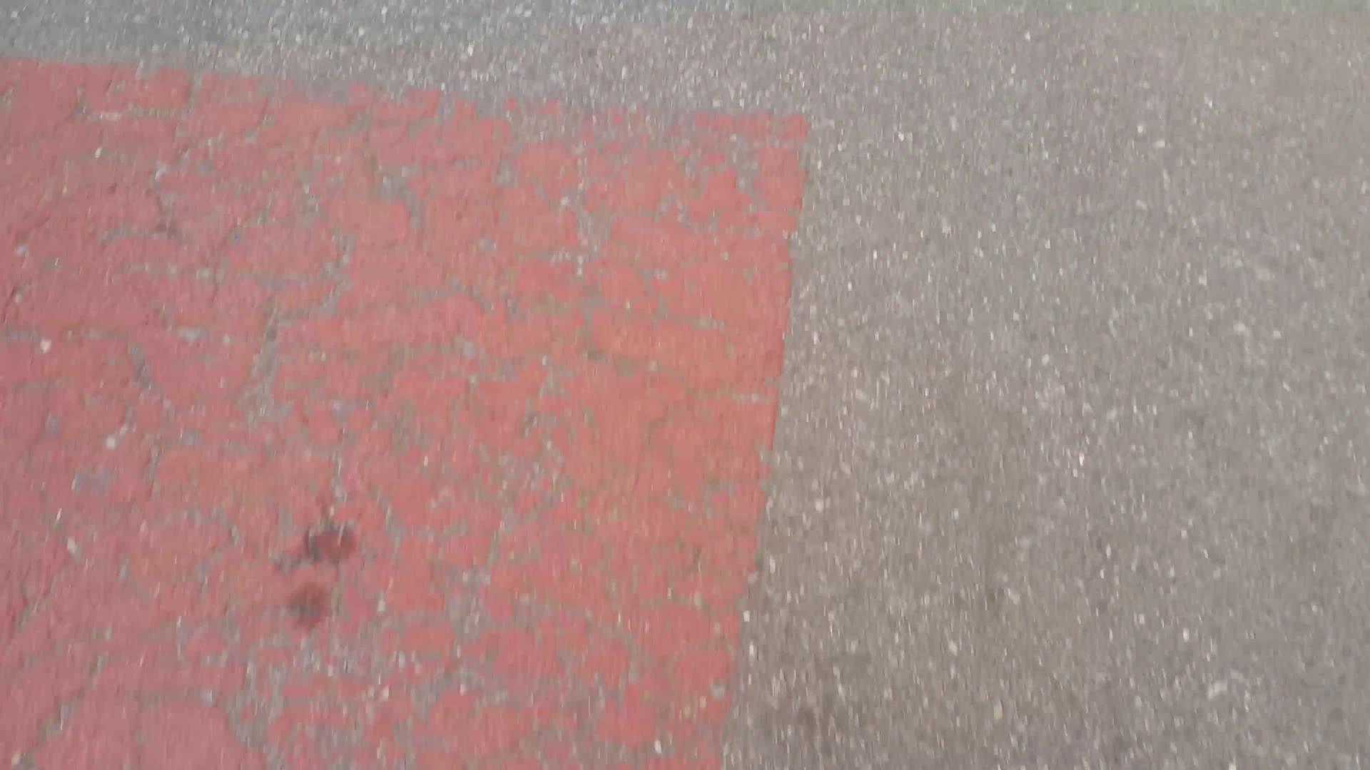 在灰色和红色的道路上行走四公里视频的预览图