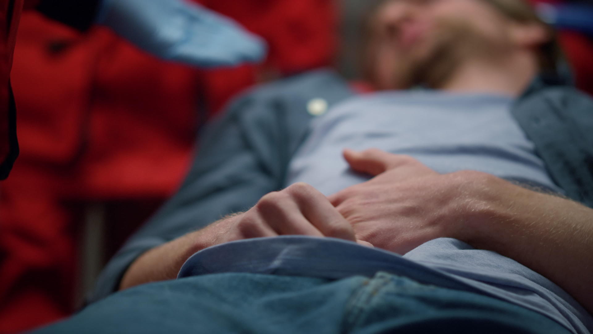 男性躺在救护车上的担架上胃痛视频的预览图