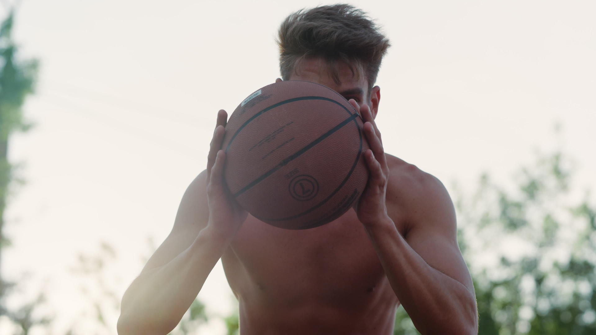 玩街头篮球的男孩视频的预览图