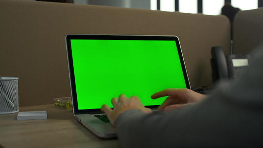 绿幕笔记本视频的预览图