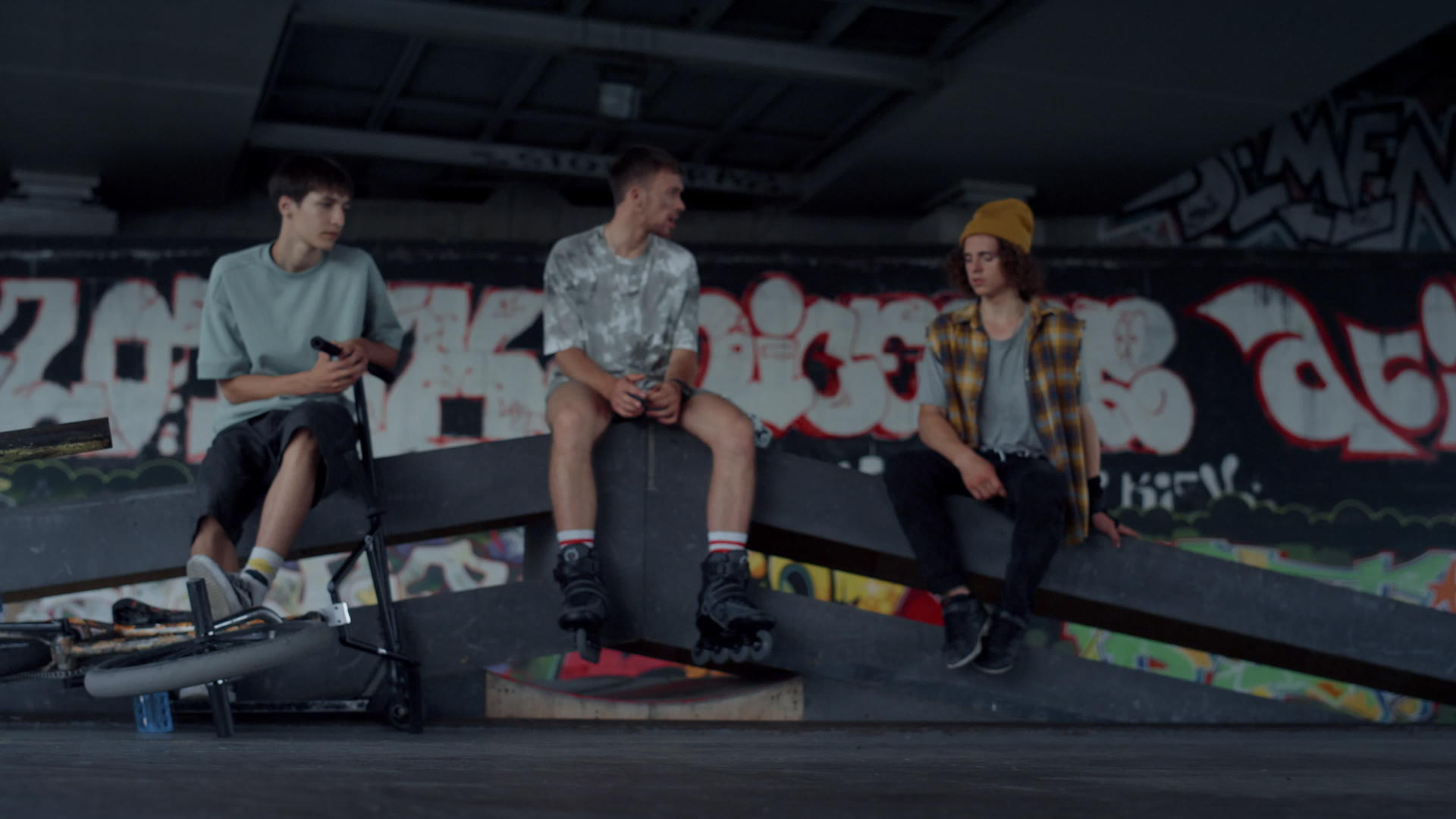 千禧一代男孩在户外表演滑板技巧视频的预览图