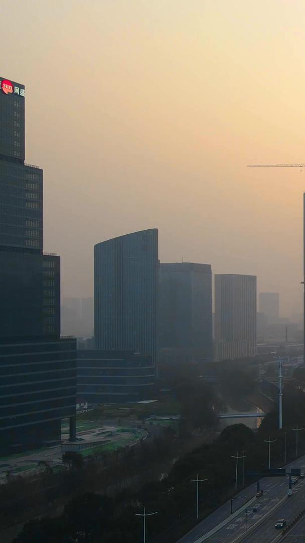 城市夕阳在雾霾中航拍视频的预览图