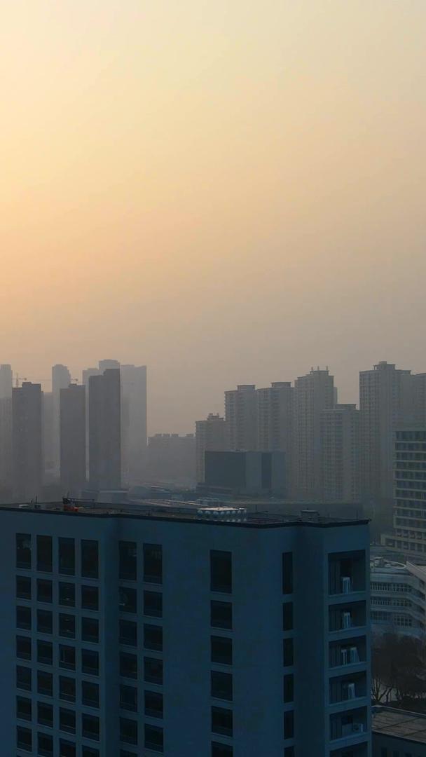 城市夕阳在雾霾中航拍视频的预览图