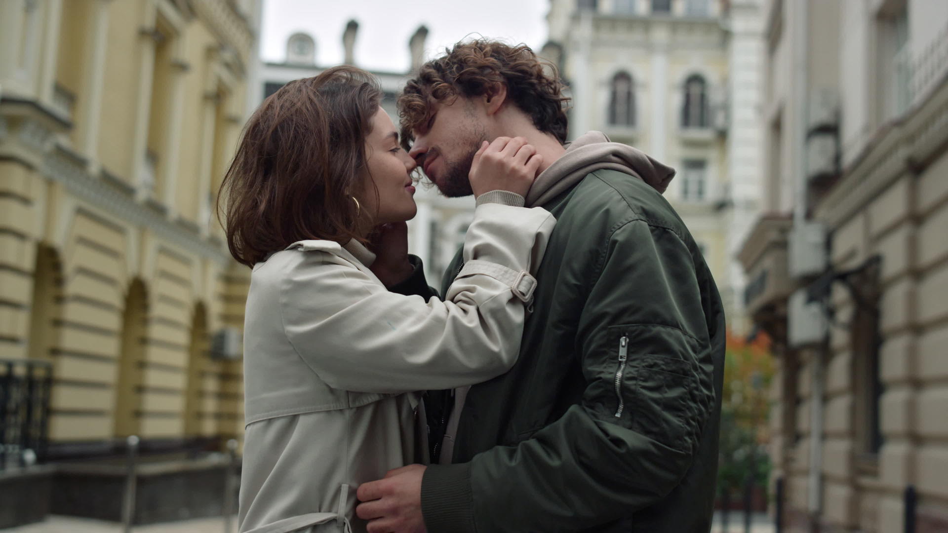 男人在街上亲吻女人视频的预览图
