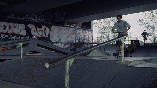 千禧一代男子在城市滑板公园骑滑板车跳上铁轨视频的预览图