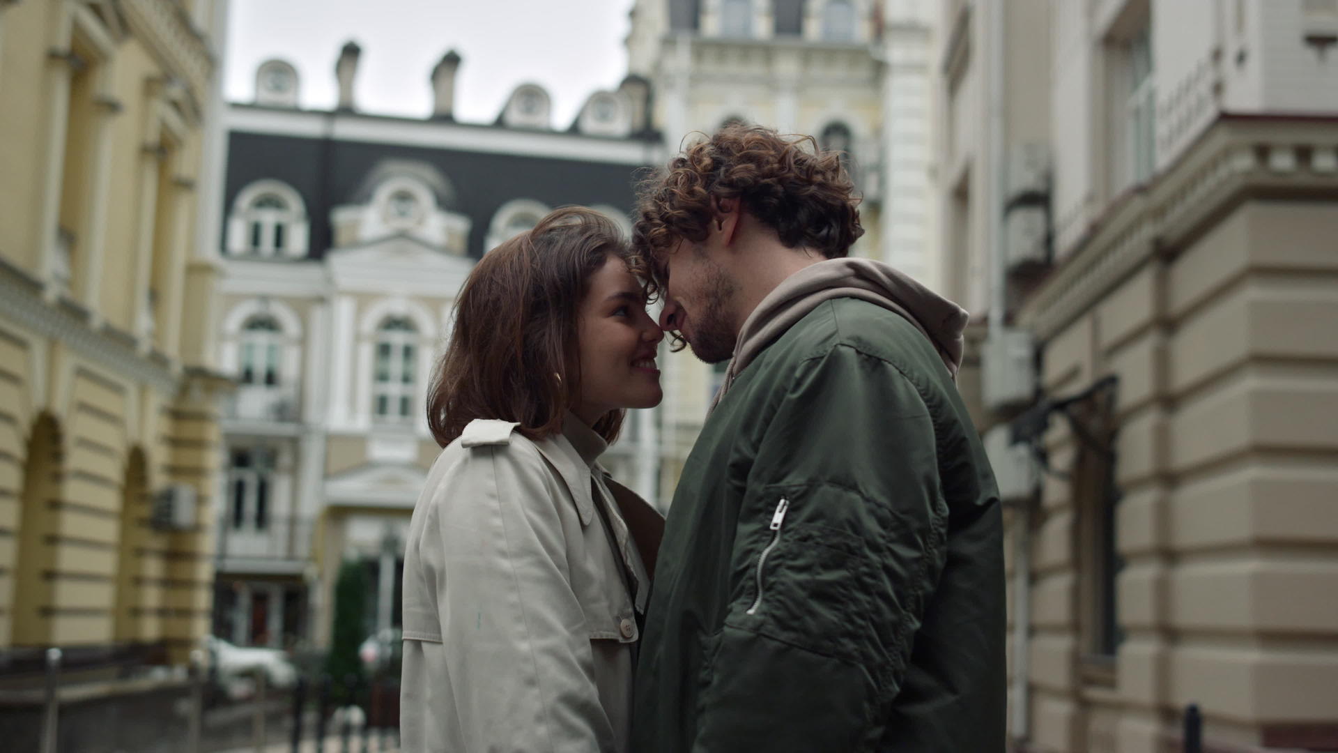 情侣在街上热吻视频的预览图