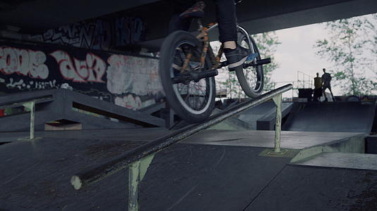 在城市滑板公园骑越野自行车的年轻时尚人士视频的预览图