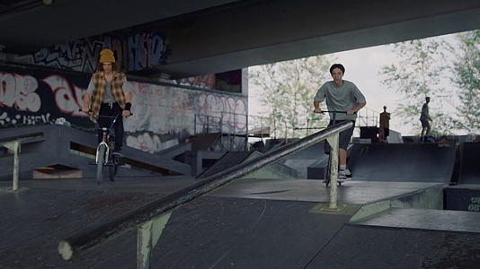 在城市滑板公园里青少年朋友一起骑滑板车和自行车视频的预览图