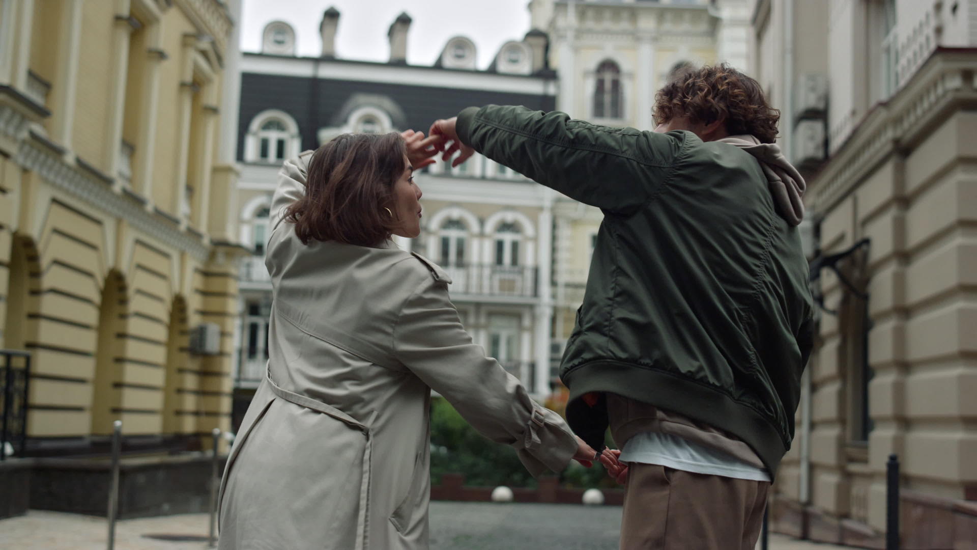 可爱的情侣在城市的背景下跳舞视频的预览图