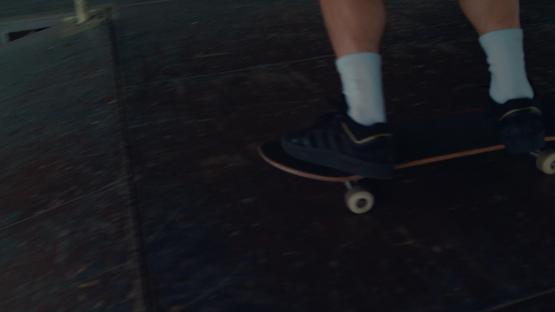 活跃的少年在现代城市滑板公园里骑着运动鞋骑在滑板上视频的预览图