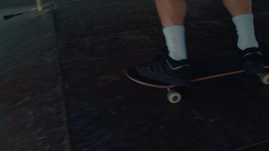 活跃的少年在现代城市滑板公园里骑着运动鞋骑在滑板上视频的预览图