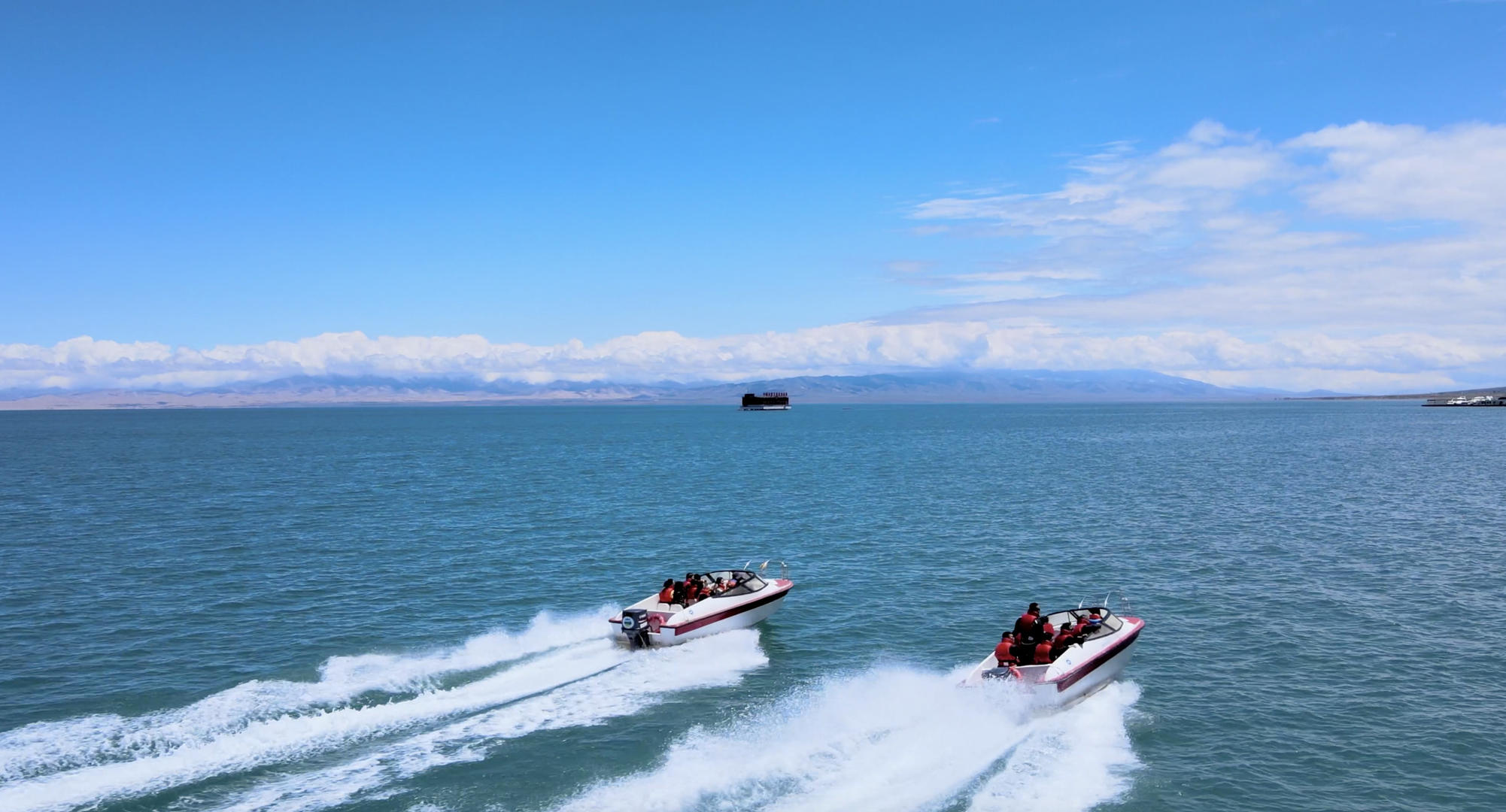 4k航拍青海湖观光游艇视频的预览图