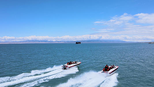 4k航拍青海湖观光游艇视频的预览图