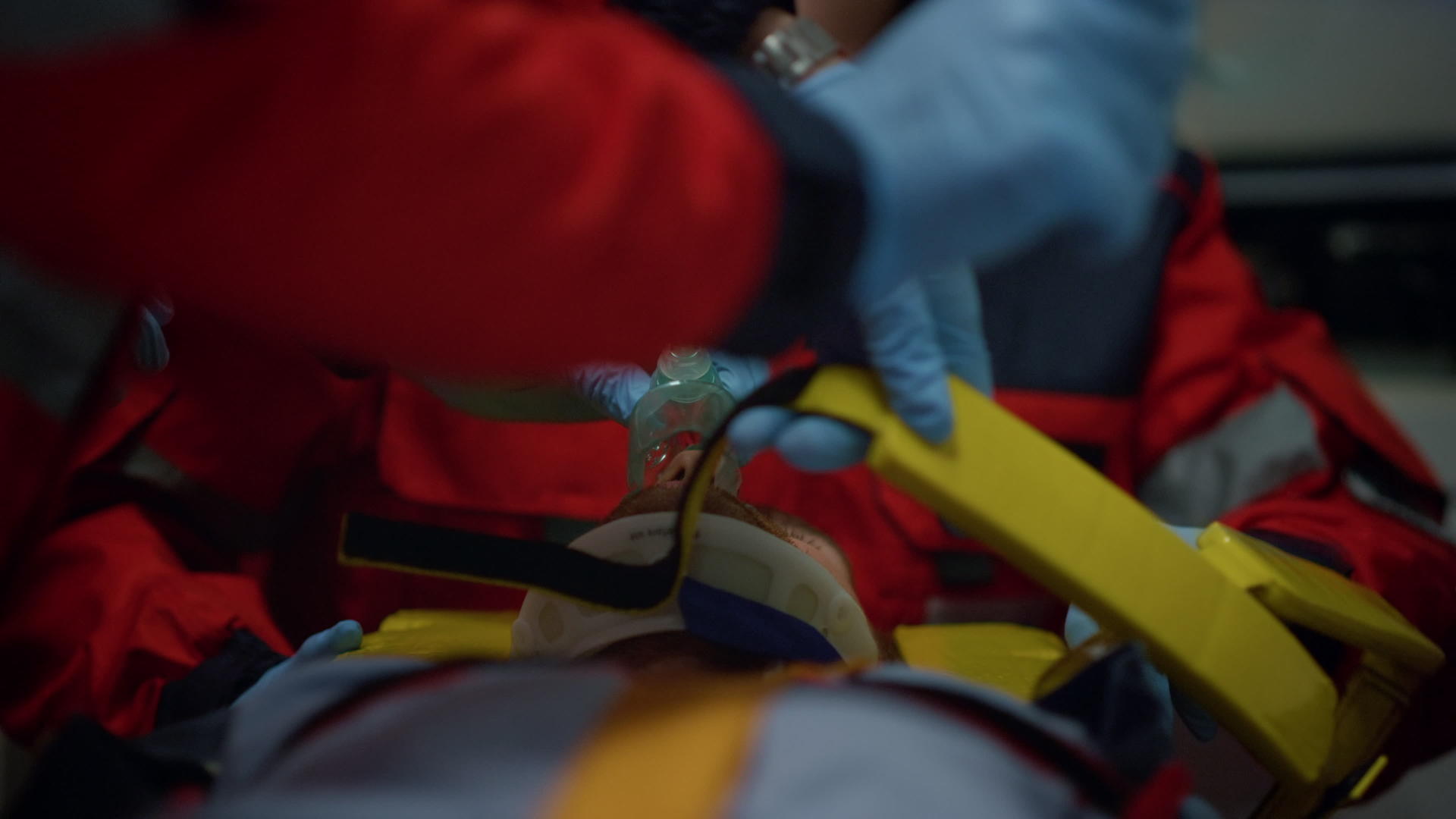 紧急护理医生是否在人身上有伤口视频的预览图