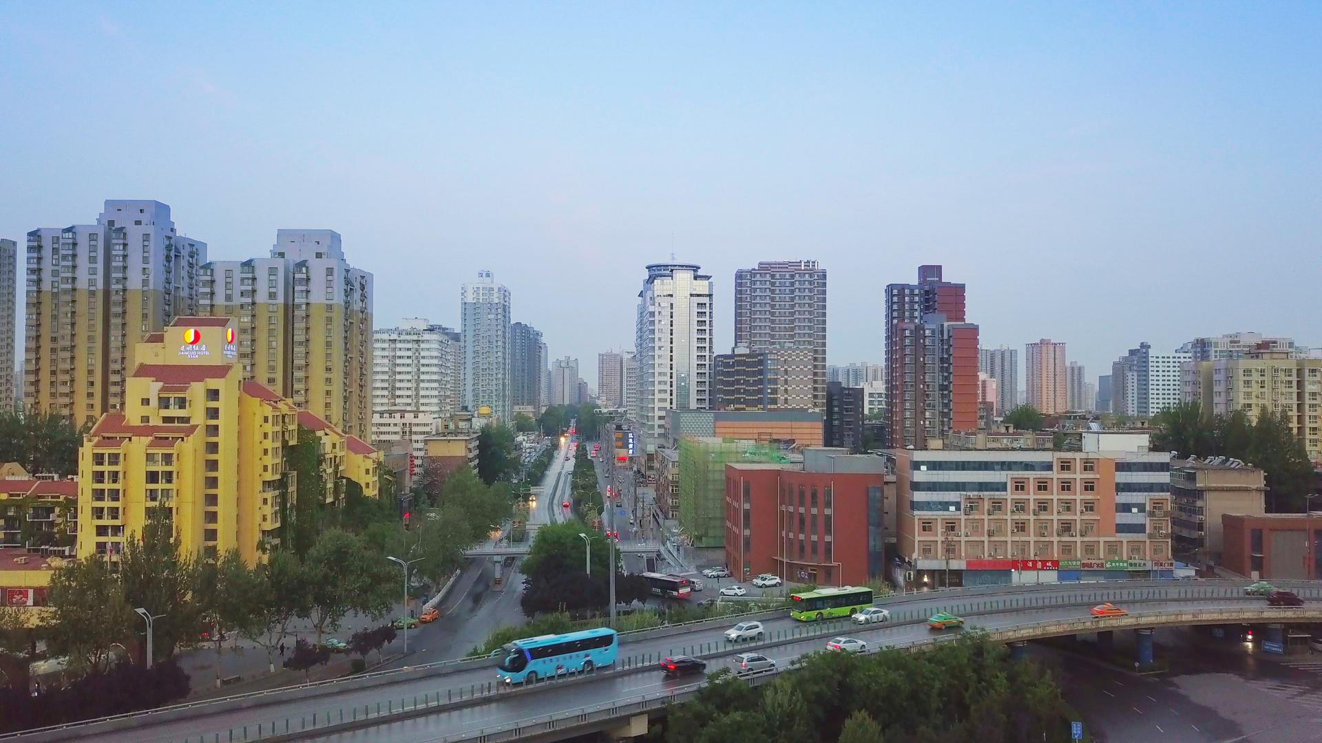 城市清晨4K航拍视频的预览图