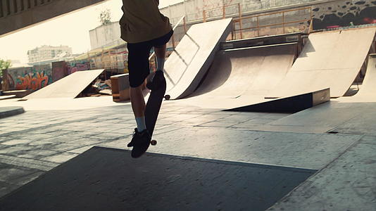 时尚人士在城市滑板公园享受滑板极限运动视频的预览图
