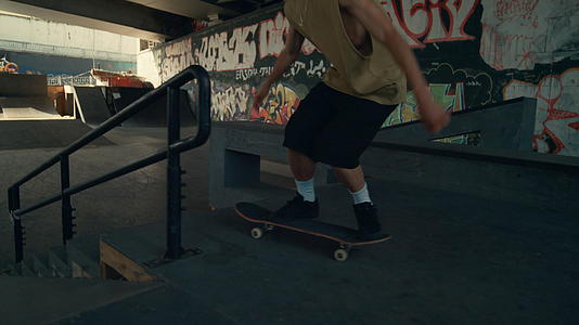 活跃少年在滑板公园玩滑板视频的预览图